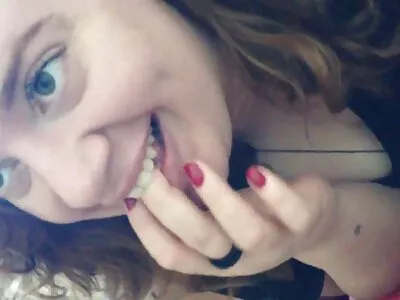 Lieve brunette meid gratis amateur sexfilm wordt hard genaaid in haar kleine kont en poesje