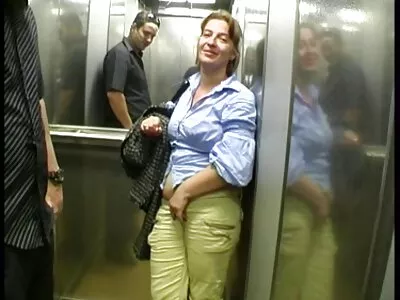 Geile vriendin trekt haar kleren uit en gaat op haar nieuwste sexfilms knieën
