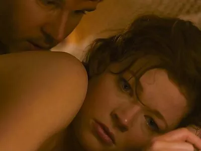 Het roze strakke poesje van grote tieten sexfilms een schattig uitziend meisje wordt gemarteld en bespeeld