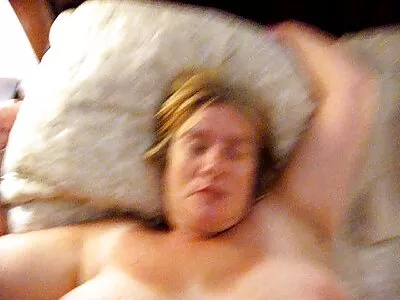 Bochtige geoliede babe neemt plaats op een lul voor sex film vingeren anaal boren