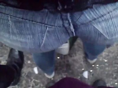 Fit sexfilm pijpen brunette neemt anaal beukende en zuigt lul in bos