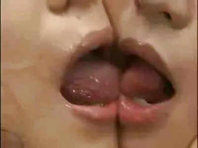 Hete Aziatische brunette rimt en gratis erotische sexfilms berijdt haar stiefvader