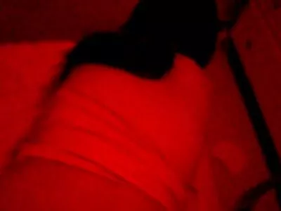Ana Foxxx pornofilms gratis kijken wordt geblinddoekt en geslagen op een harde houten vloer