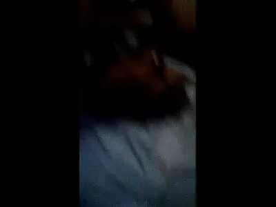 Brunette omasexfilm lieverd met grote tieten wordt geramd in de keuken