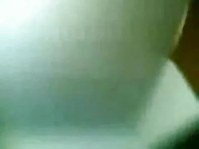 Hoer met bleke huid wordt gefilmd terwijl ze zuigt en neukt gratis sexfilms vagina