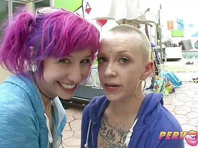 MILF met natuurlijk lichaam zorgt voor twee gezwollen beste sexfilms stukken lul