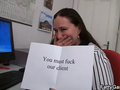 Kale krachtpatser nagelt actief zijn eerste liefde in lange pornofilms een leeg klaslokaal