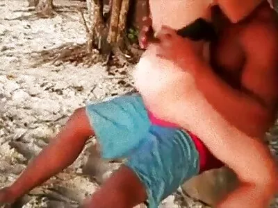 MILF met grote tieten en tepels wordt geneukt door een man voor de korte sexfilmpjes camera