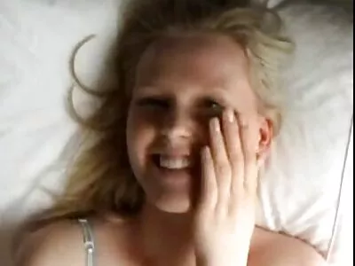 Meisje zou gaan ontspannen maar man had grati pornofilm andere plannen met haar lichaam