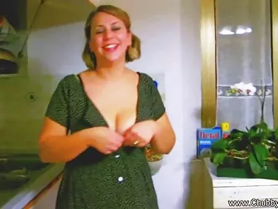 Geile sexfilm homo brunette oppas wordt geneukt door de baas