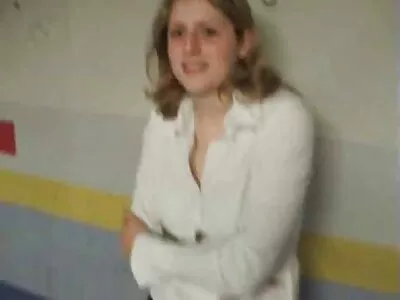Petite bruinharige knaller wordt geramd door een knappe gratis sexfilms vagina man Raul