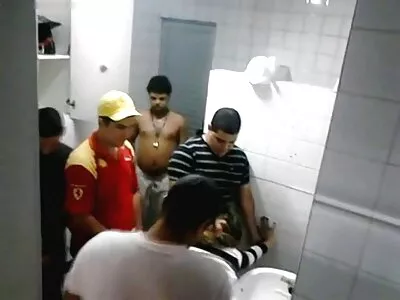 Prachtige bruinharige vrouw krijgt sex film kijken een chocolade lul in haar kont
