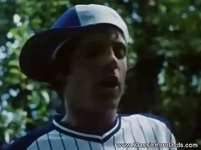 Blonde lieverd houdt ervan om zijn pik in vintage seksfilms haar poesje te hebben