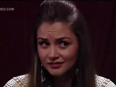 Blonde met rondingen sluipt stiefzoon's kamer binnen om op sex film gratis kijken zijn ochtendhout te springen
