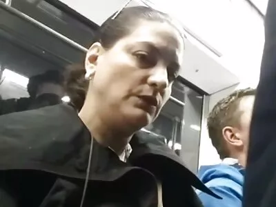 Brunette wordt geneukt in een langesexfilms doggystyle positie