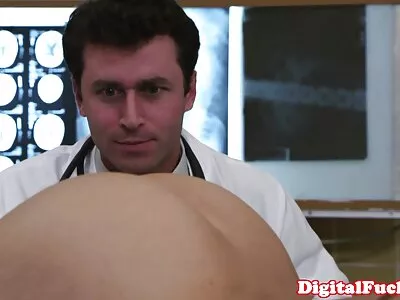 Blonde senioren sexfilm cougar krijgt een volledige lichaamsinspectie door haar man