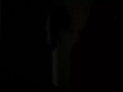 Magere brunette springt gratis pornofilm hd actief op pik in het midden van de kamer