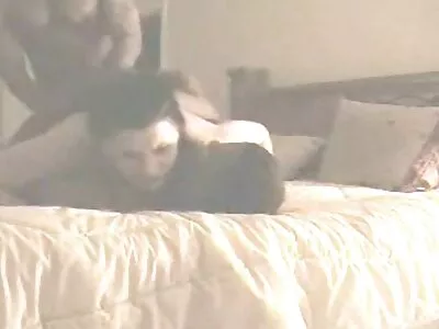 Slanke babe spietst haar kont op een lul terwijl ze een andere gratis lange sexfilm kerel afzuigt