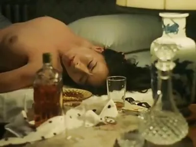 Verrukkelijke brunette met parmantige tieten wordt op het bed geneukt gratis sex films kijken