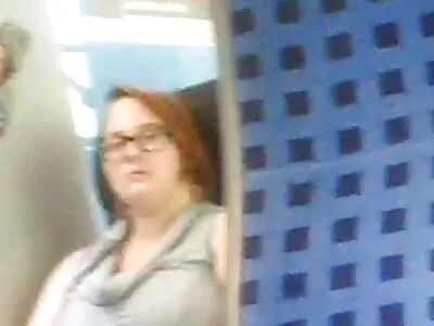 De tengere blondine lange seksfilms is in staat om zijn enorme lul in te persen