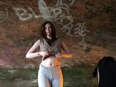 Zoet uitziende Japanse cooz zuigt twee gratis pornofilm downloaden geile pikken af
