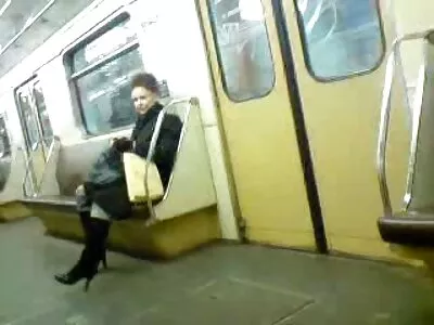 Latina schoonheid voorziet gratis korte sexfilmpjes cameraman van fantastische pijpbeurt