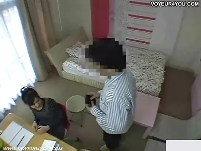 Chick gratis lesbie sex film heeft niets te doen en bedenkt een geweldig idee om Aziatische te straffen