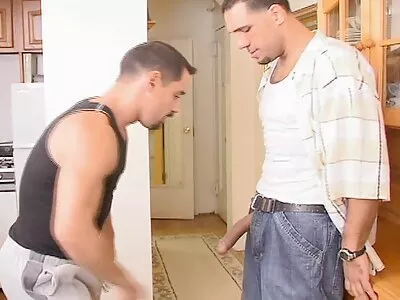 Camera in de handen van vriendje maakt exotische tiener in de stemming om hete sex filmpjes zijn lul te zuigen