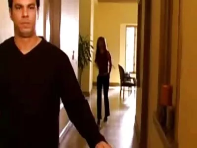 Geile man leidt stiefdochter sexfilmpjes online af van studeren om haar kutje te neuken