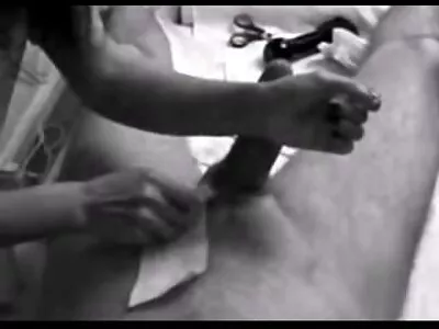 Stoute lesbiennes testen een groot lange pornofilms speeltje met hun kutjes