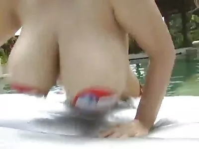 POV pijpbeurt van een schattig meisje in een doucheruimte sexfilm beffen