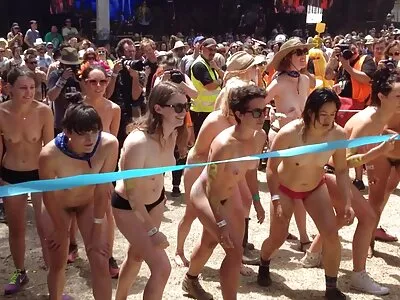 Blanke man geniet van de manier waarop zwarte vriendin gratis aziatische sexfilms zijn stijve lul aanbidt